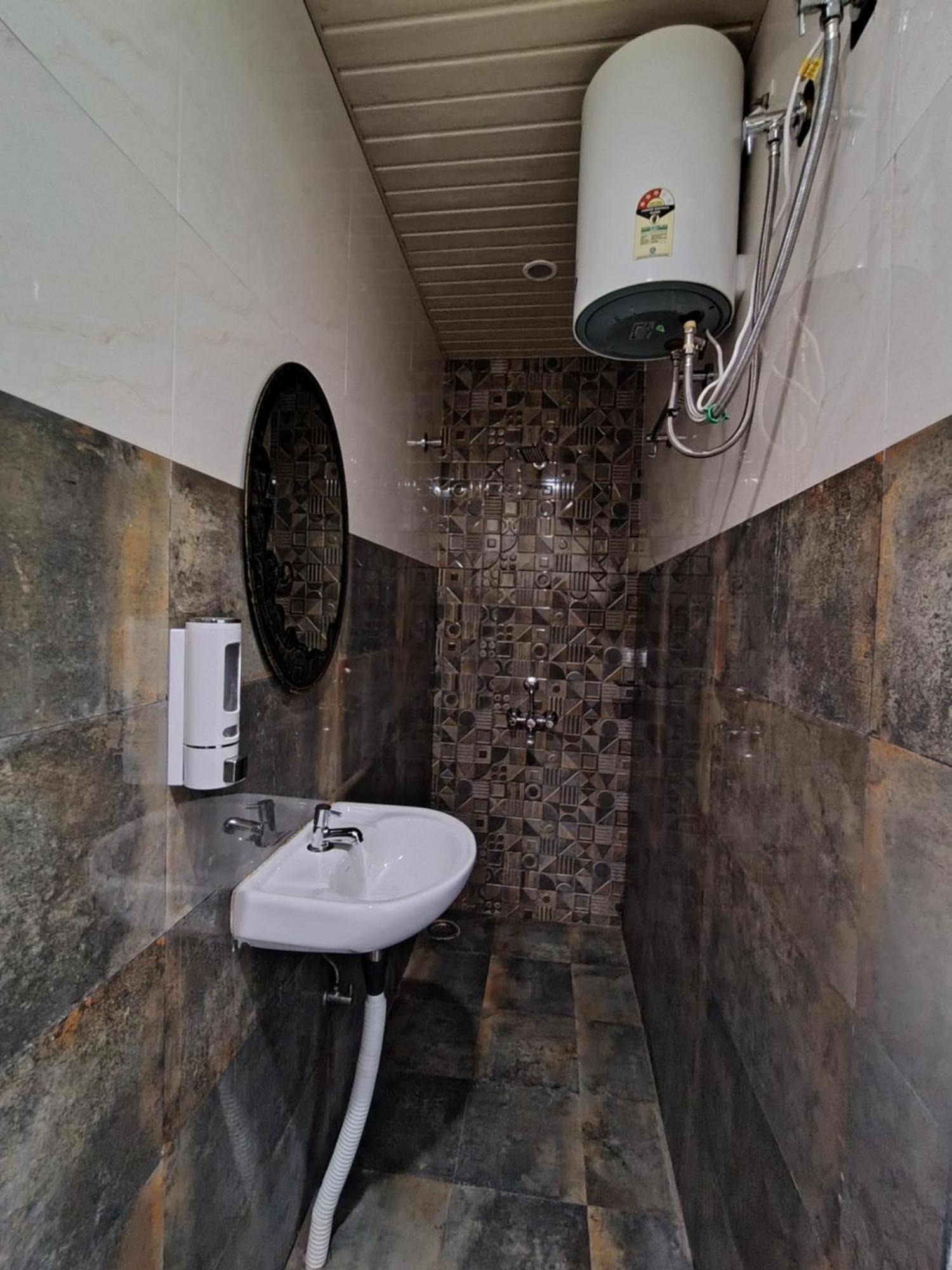 Hotel Mrk Βαρανάσι Εξωτερικό φωτογραφία